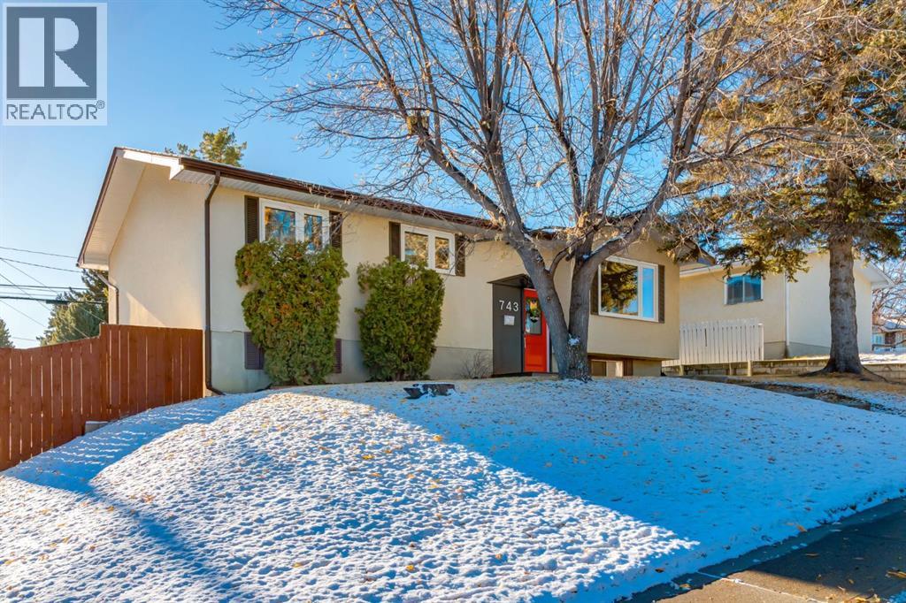 743 Sabrina Road Sw, Calgary, Alberta  T2W 0P4 - Photo 1 - A2271755