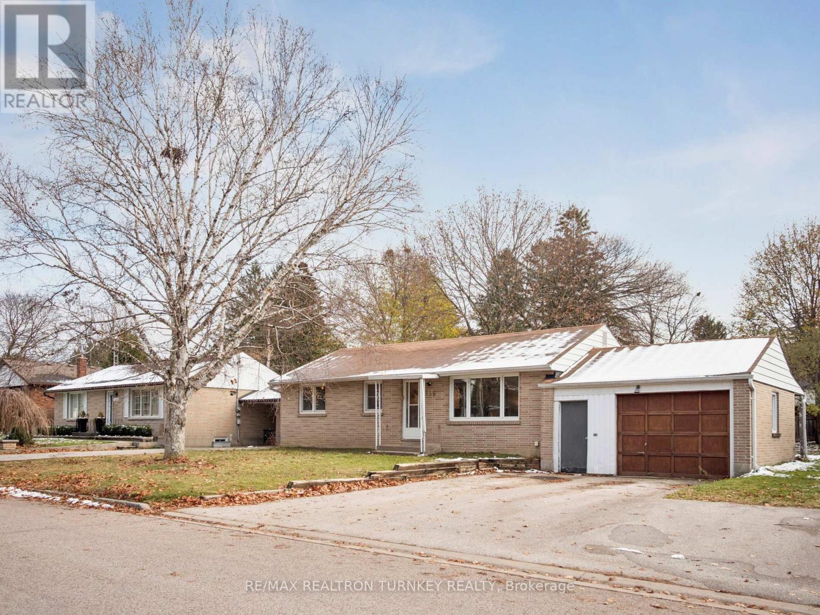 736 Grace Street, Newmarket, Ontario  L3Y 2L3 - Photo 2 - N12563662