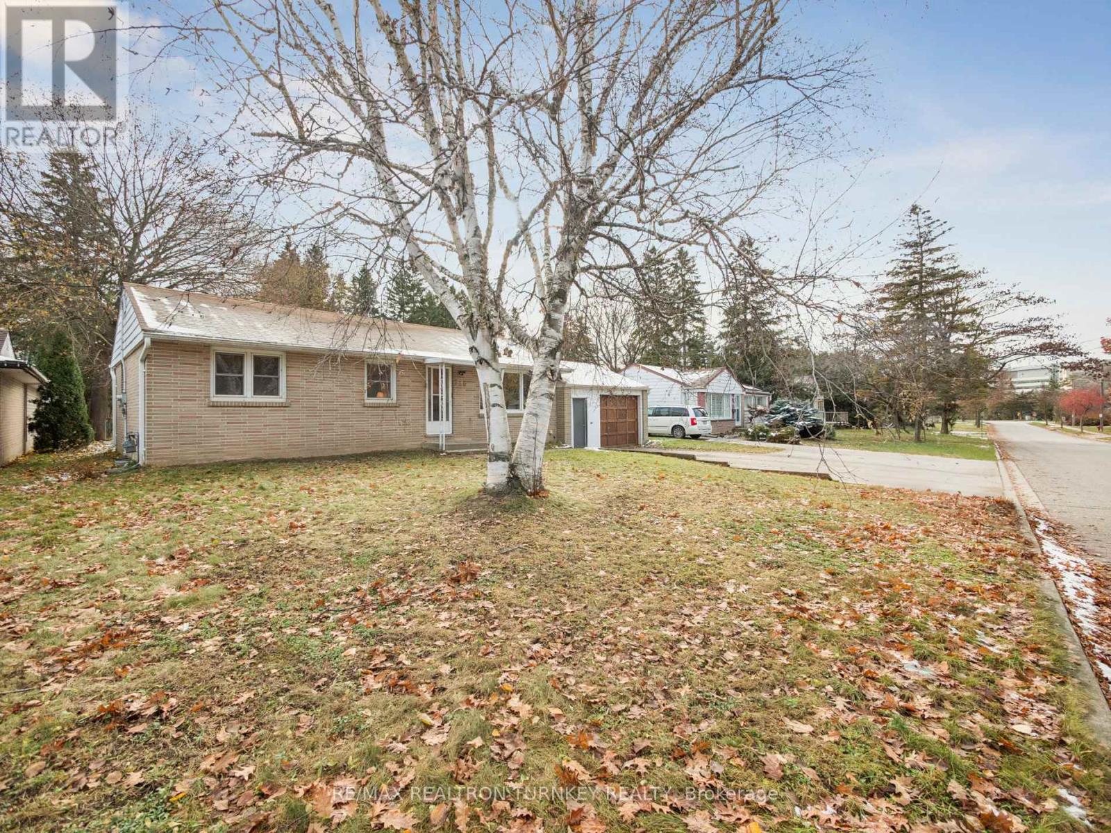 736 Grace Street, Newmarket, Ontario  L3Y 2L3 - Photo 3 - N12563662