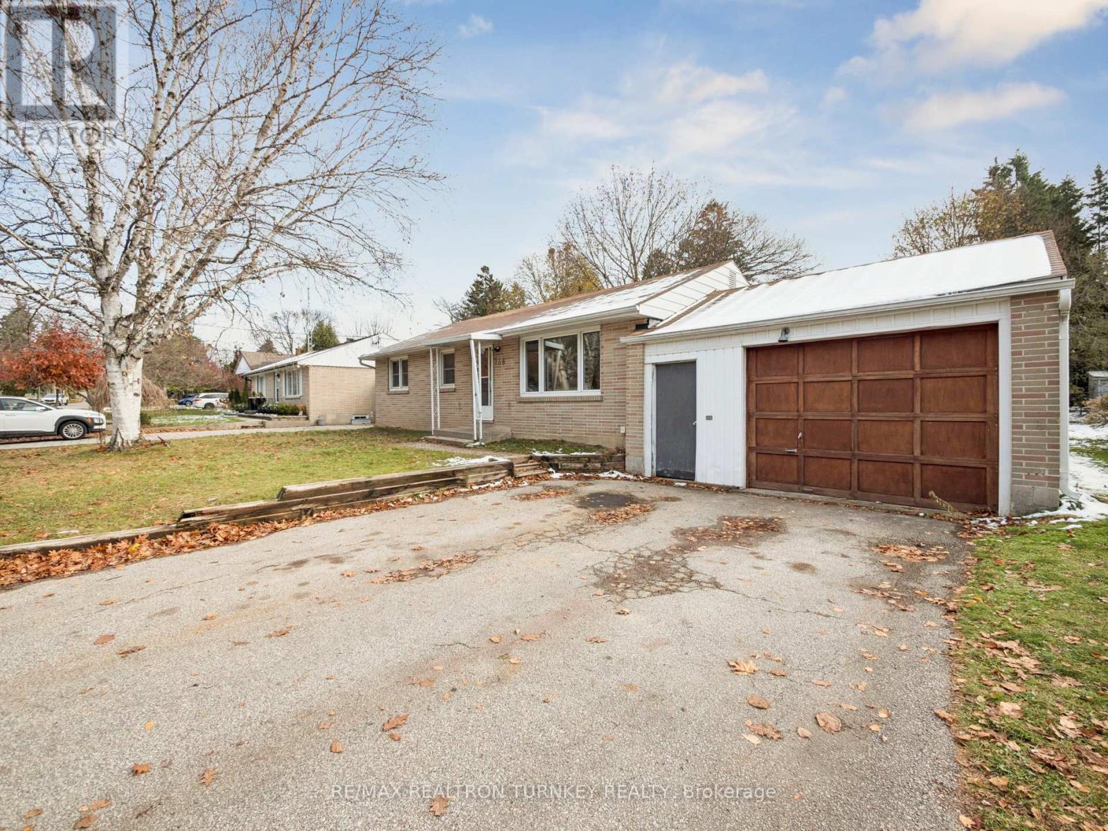 736 Grace Street, Newmarket, Ontario  L3Y 2L3 - Photo 5 - N12563662