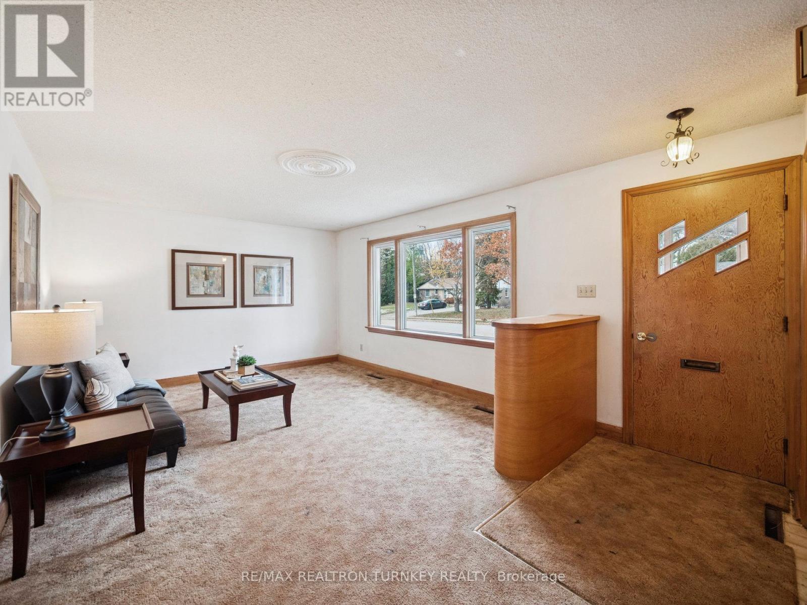 736 Grace Street, Newmarket, Ontario  L3Y 2L3 - Photo 9 - N12563662