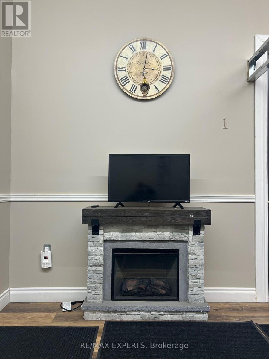 4b - 2104 Highway 7 Highway, Vaughan, Ontario  L4K 2S9 - Photo 5 - N12563666