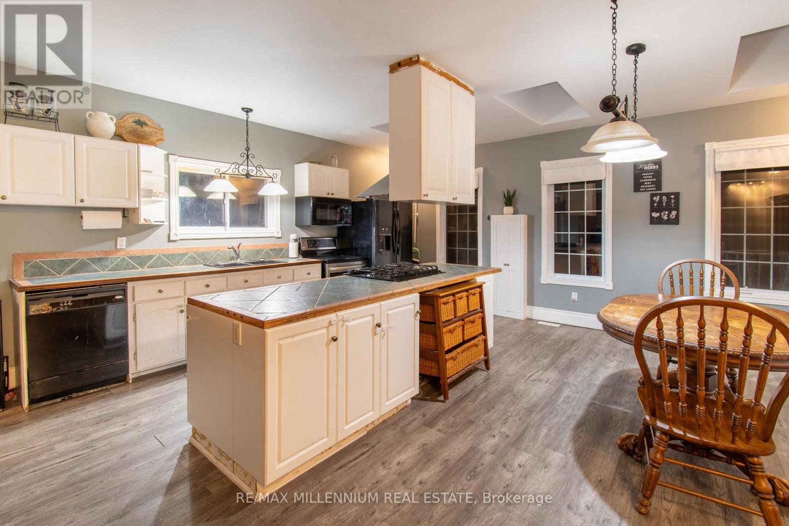 3021 Pinegrove Road, Springwater, Ontario L0M 1T2 - Photo 12 - S12563616