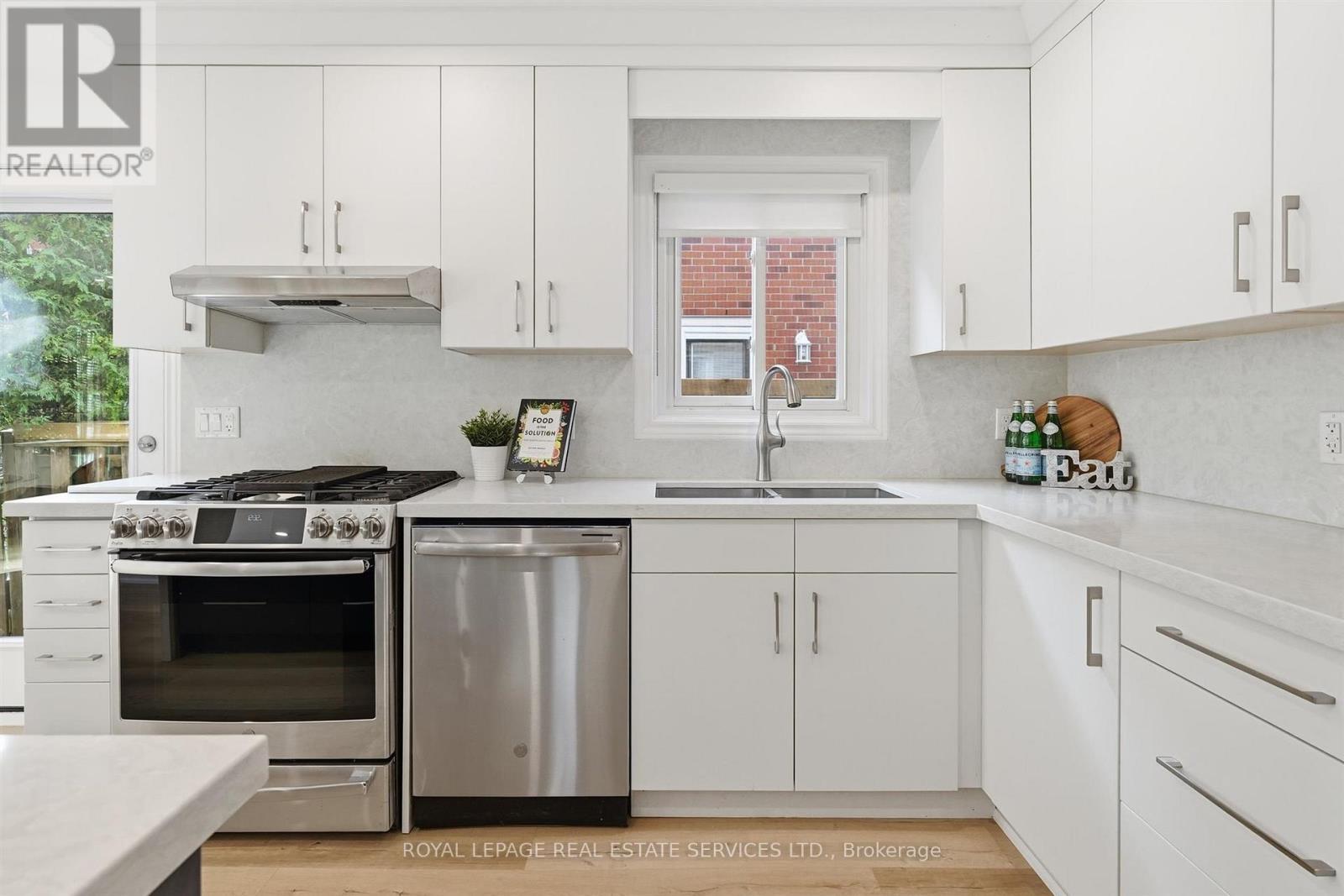 426 Parkridge Crescent, Oakville, Ontario  L6M 1B2 - Photo 8 - W12563594