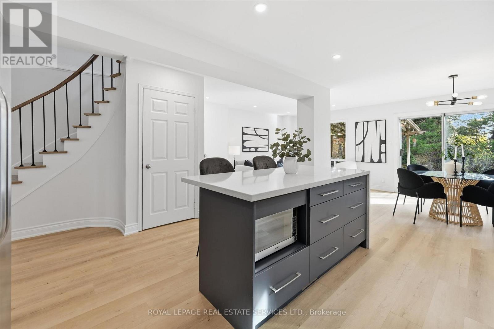 426 Parkridge Crescent, Oakville, Ontario  L6M 1B2 - Photo 9 - W12563594