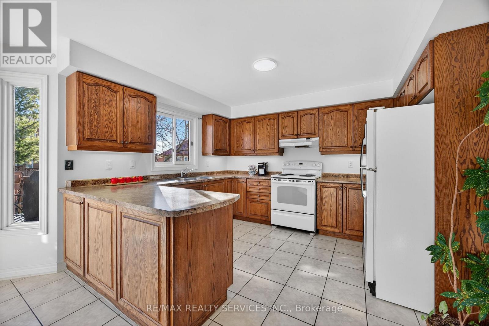 31 Gardenia Way, Caledon, Ontario  L7C 1B1 - Photo 13 - W12563634