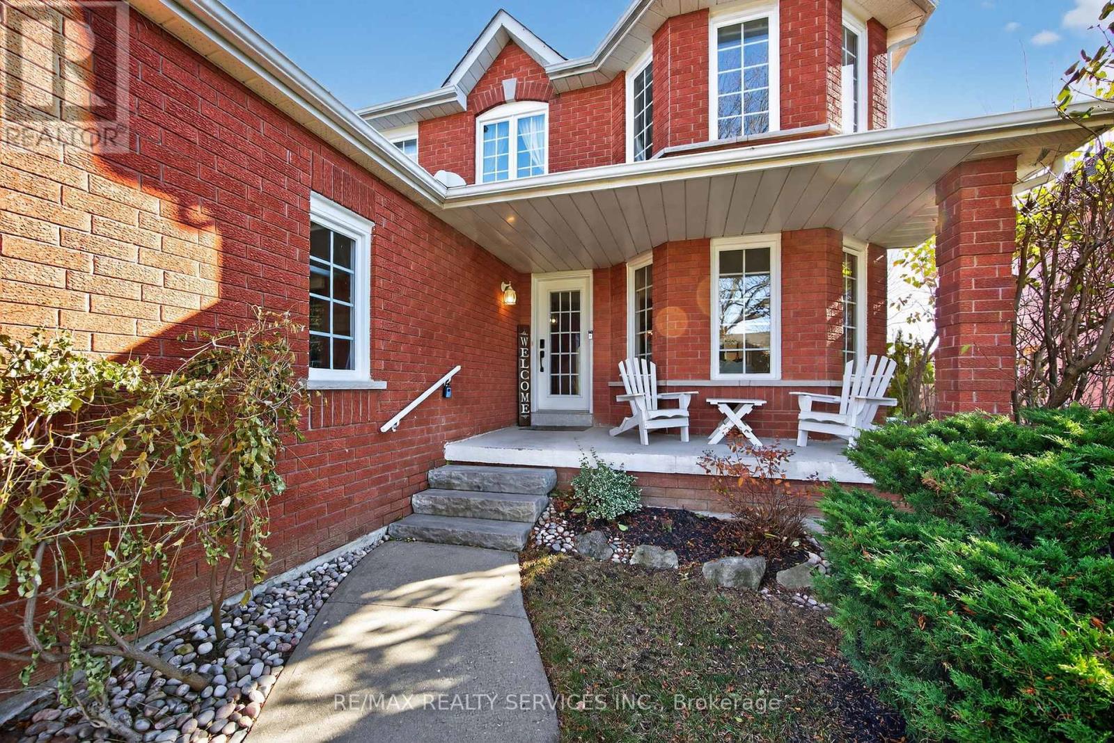 31 Gardenia Way, Caledon, Ontario  L7C 1B1 - Photo 4 - W12563634