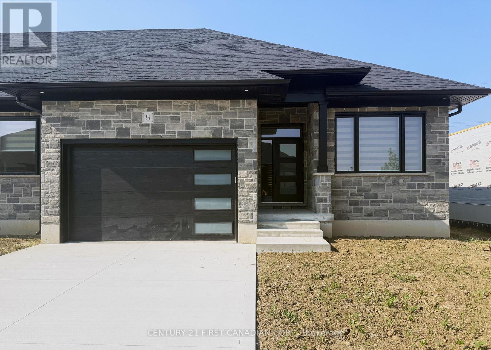 8 - 32 Postma Crescent, North Middlesex, Ontario  N0M 1A0 - Photo 1 - X12563828