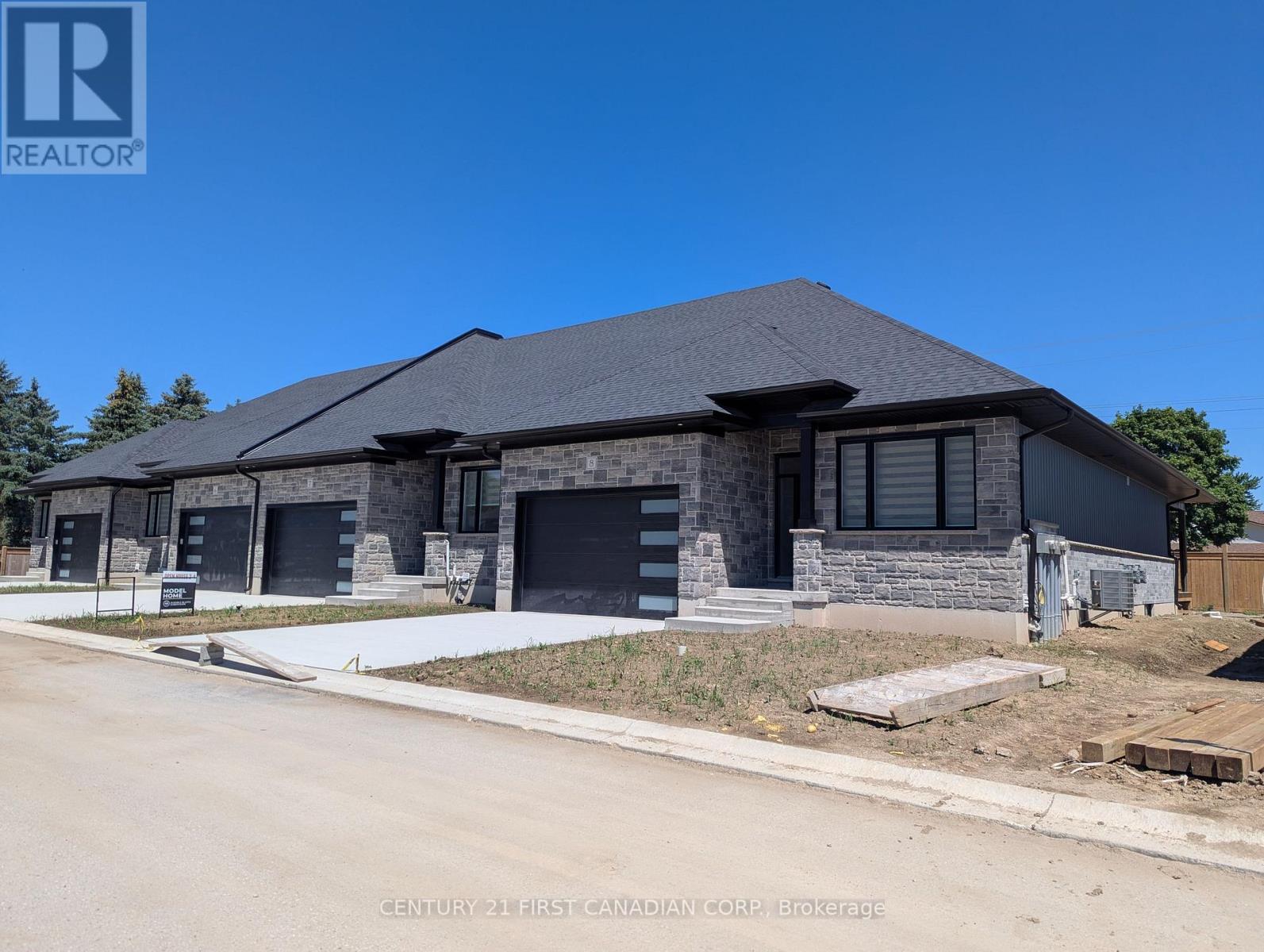 8 - 32 Postma Crescent, North Middlesex, Ontario  N0M 1A0 - Photo 2 - X12563828