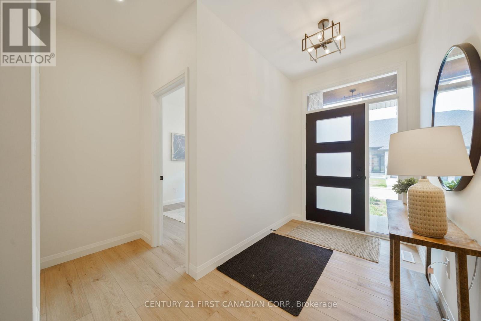 8 - 32 Postma Crescent, North Middlesex, Ontario  N0M 1A0 - Photo 4 - X12563828