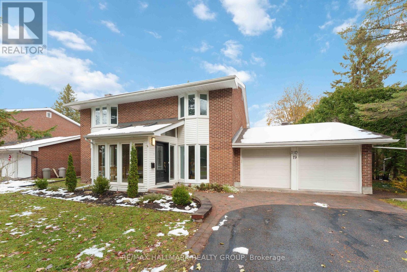 19 Kingsford Crescent, Ottawa, Ontario  K2K 1T5 - Photo 1 - X12563730