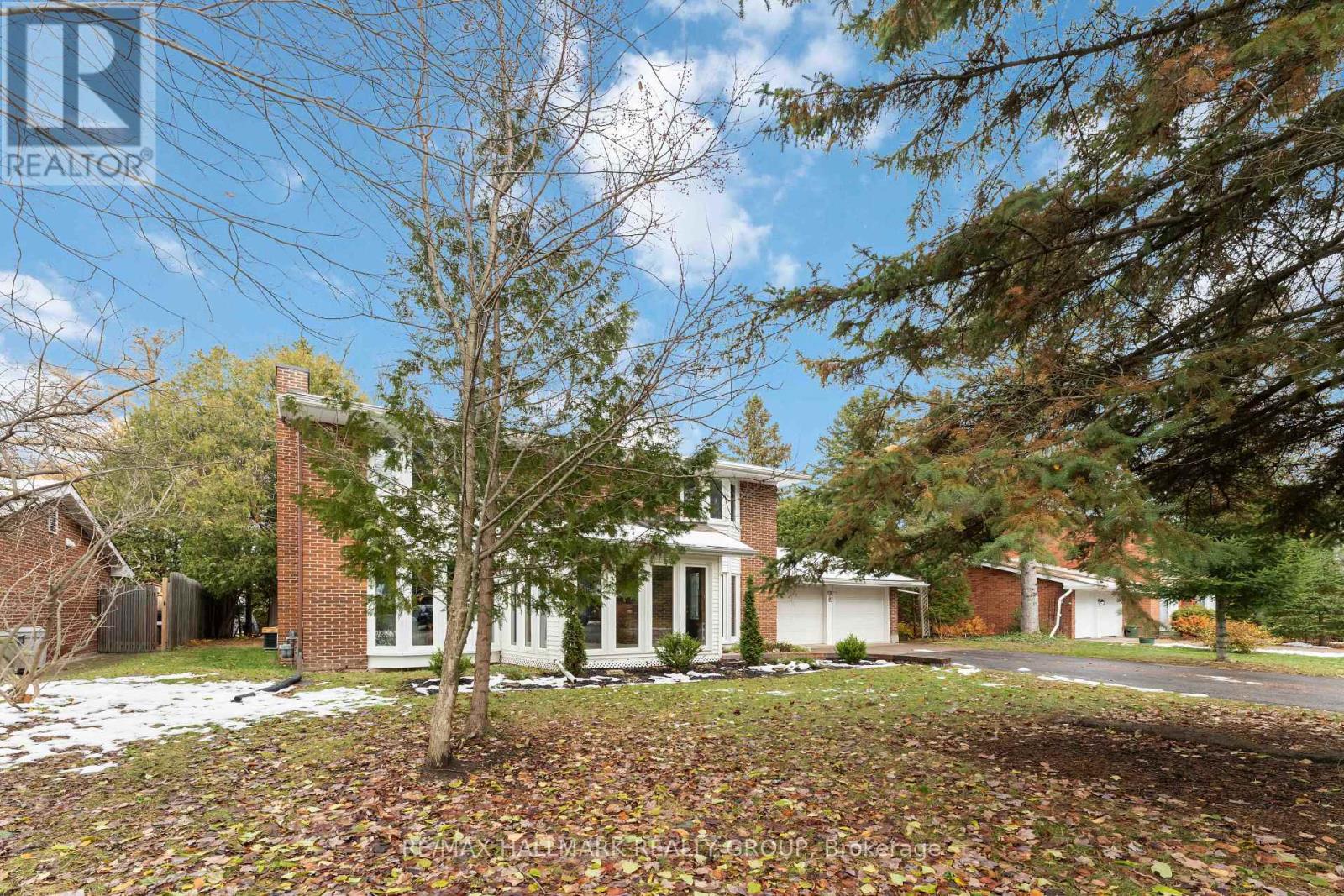 19 Kingsford Crescent, Ottawa, Ontario  K2K 1T5 - Photo 2 - X12563730