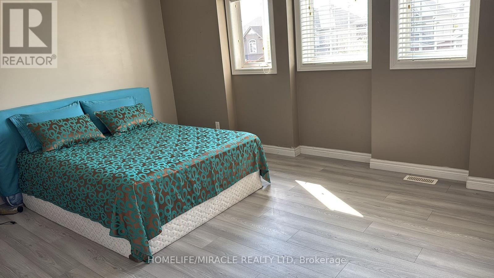 Uppers Exclude Basement - 19 Patterson Drive, North Dumfries, Ontario  N0B 1E0 - Photo 17 - X12563604