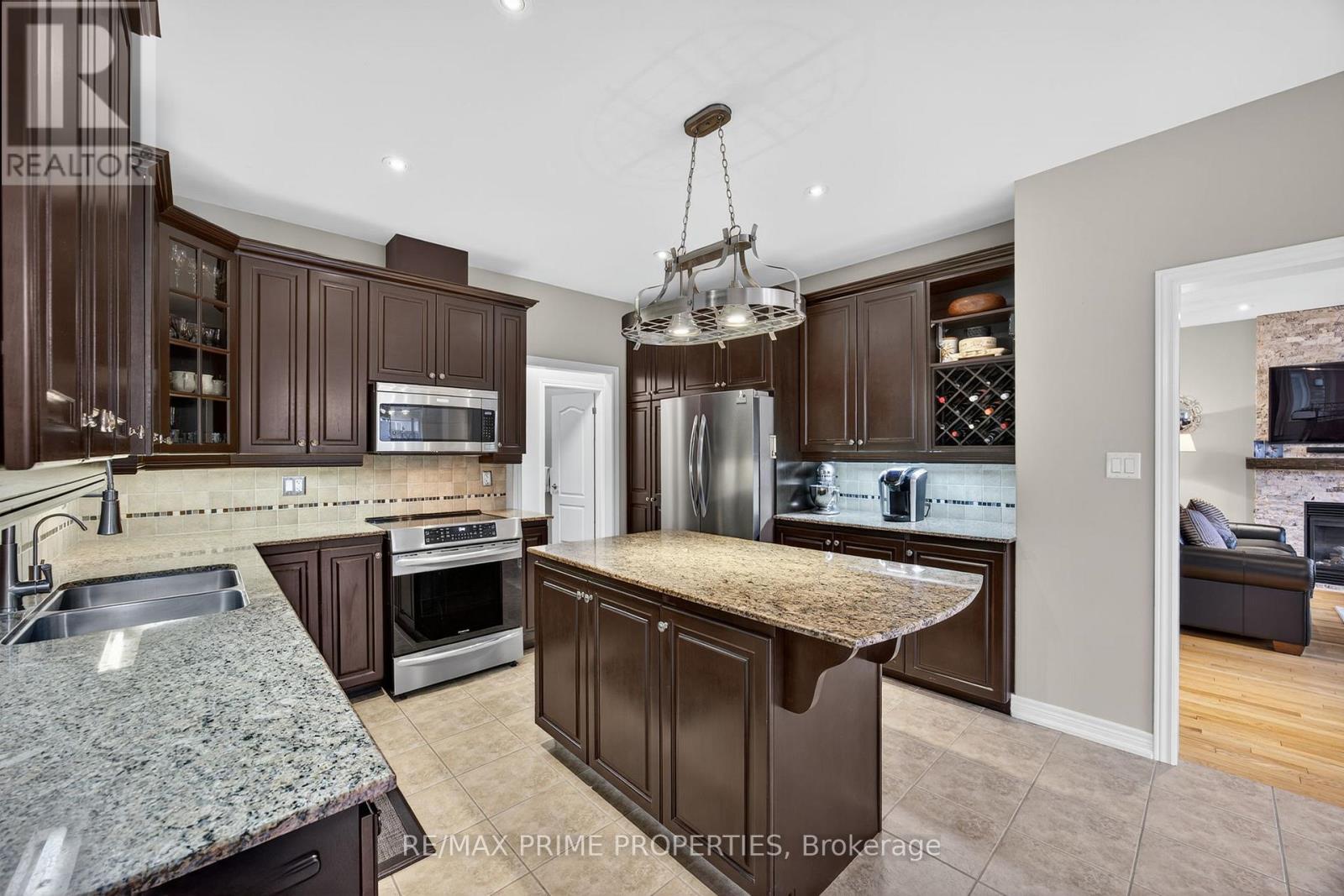 16 Don Rose Boulevard, East Gwillimbury (Mt Albert), Ontario  L0G 1M0 - Photo 2 - N12563704