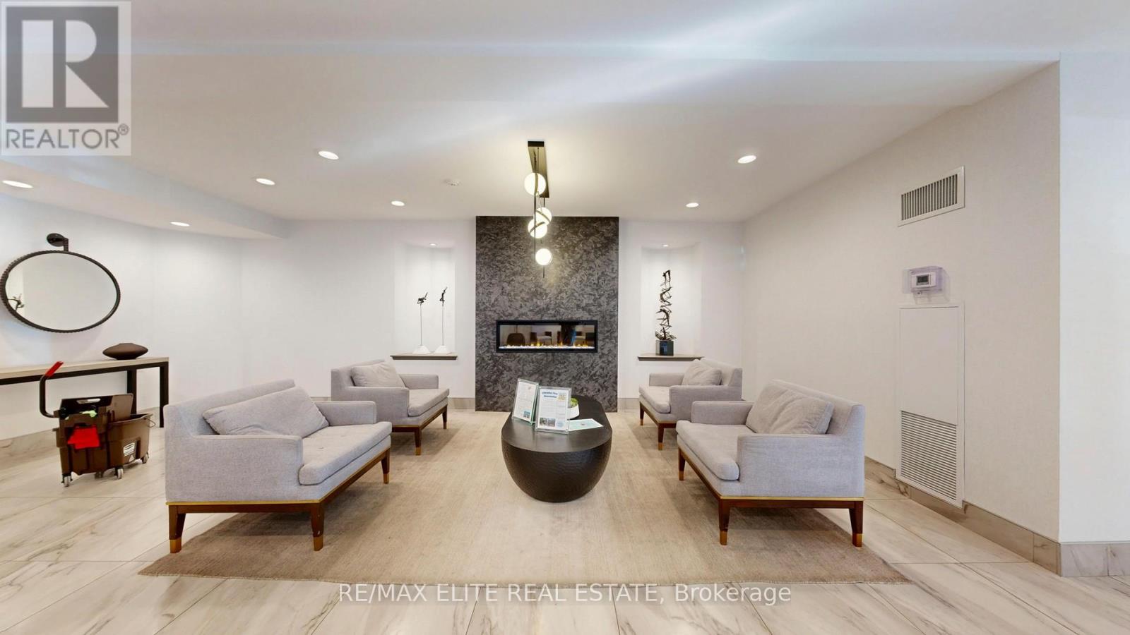 1409 - 22 Clarissa Drive, Richmond Hill, Ontario  L4C 9R6 - Photo 8 - N12563776