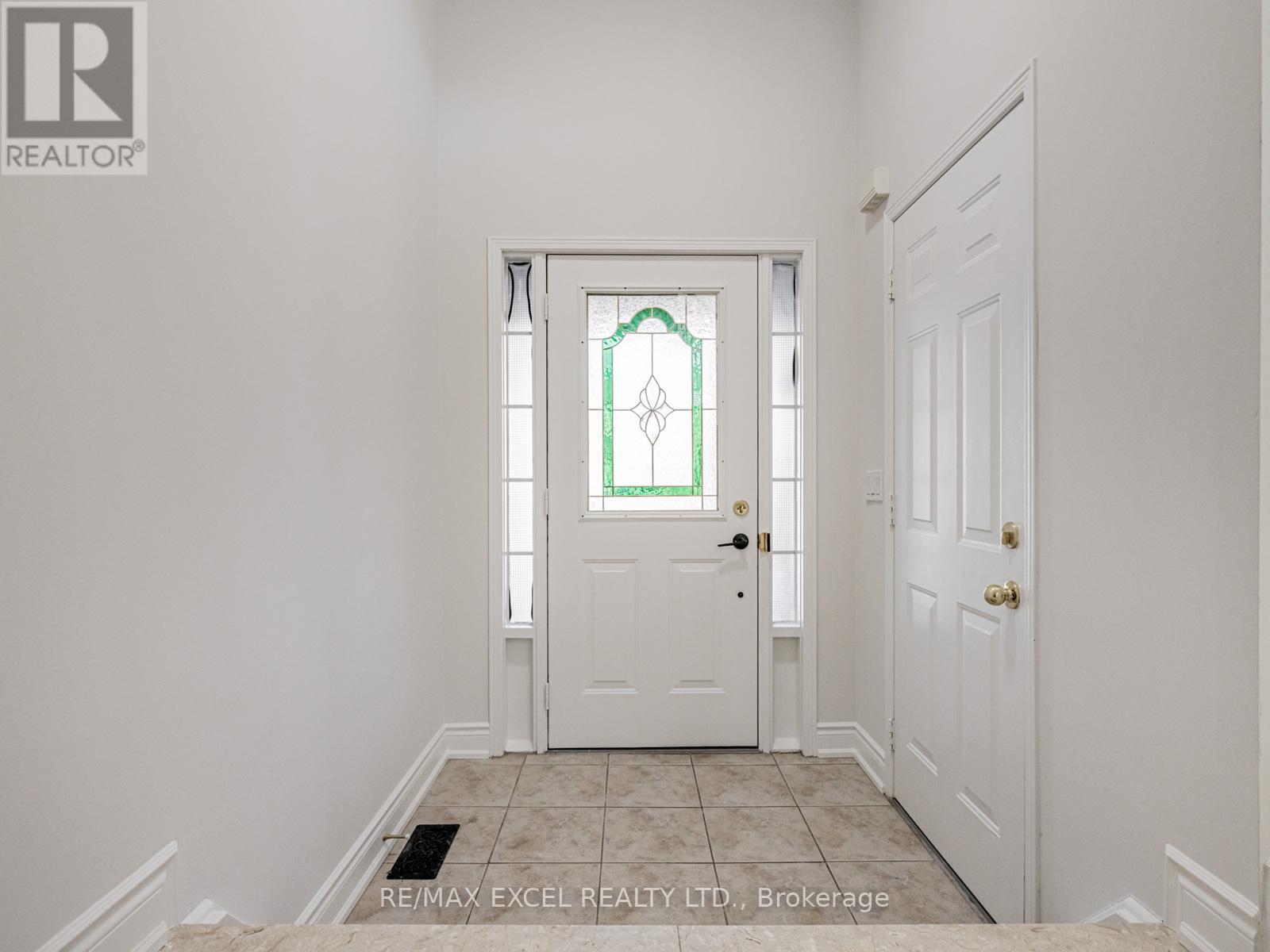 105 Millcliff Circle, Aurora, Ontario  L4G 7P1 - Photo 2 - N12563782