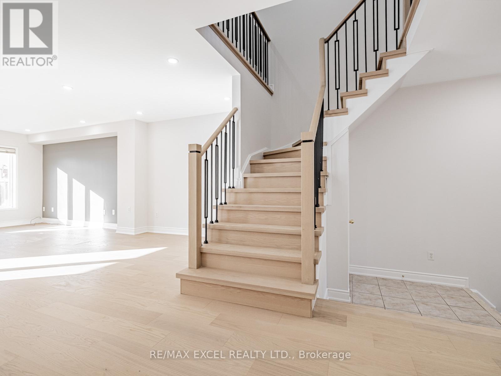 105 Millcliff Circle, Aurora, Ontario  L4G 7P1 - Photo 3 - N12563782