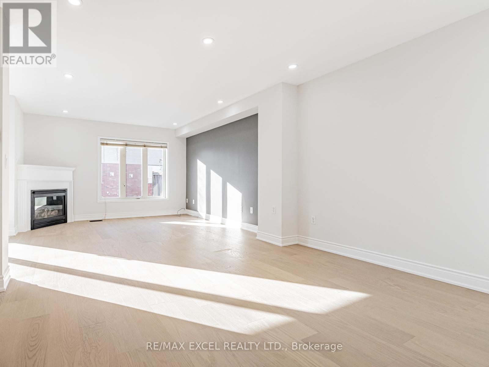 105 Millcliff Circle, Aurora, Ontario  L4G 7P1 - Photo 5 - N12563782