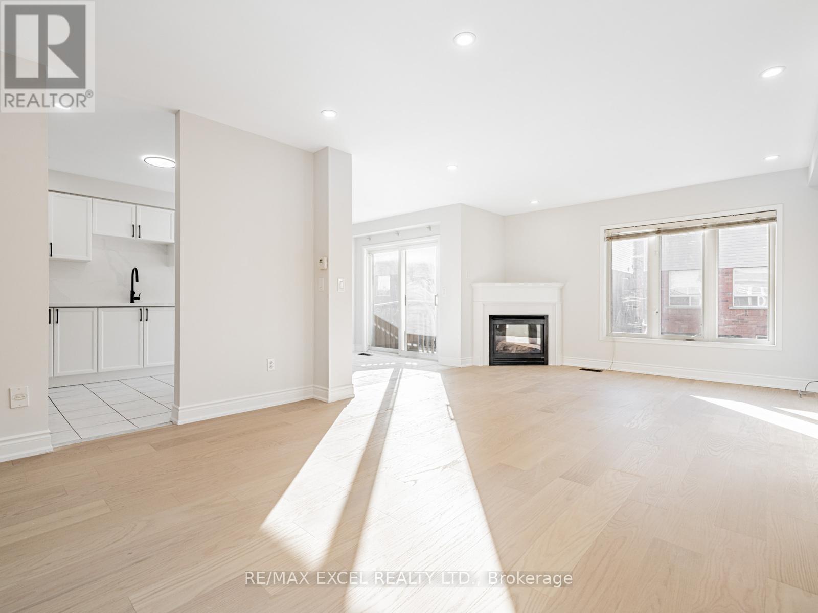 105 Millcliff Circle, Aurora, Ontario  L4G 7P1 - Photo 6 - N12563782