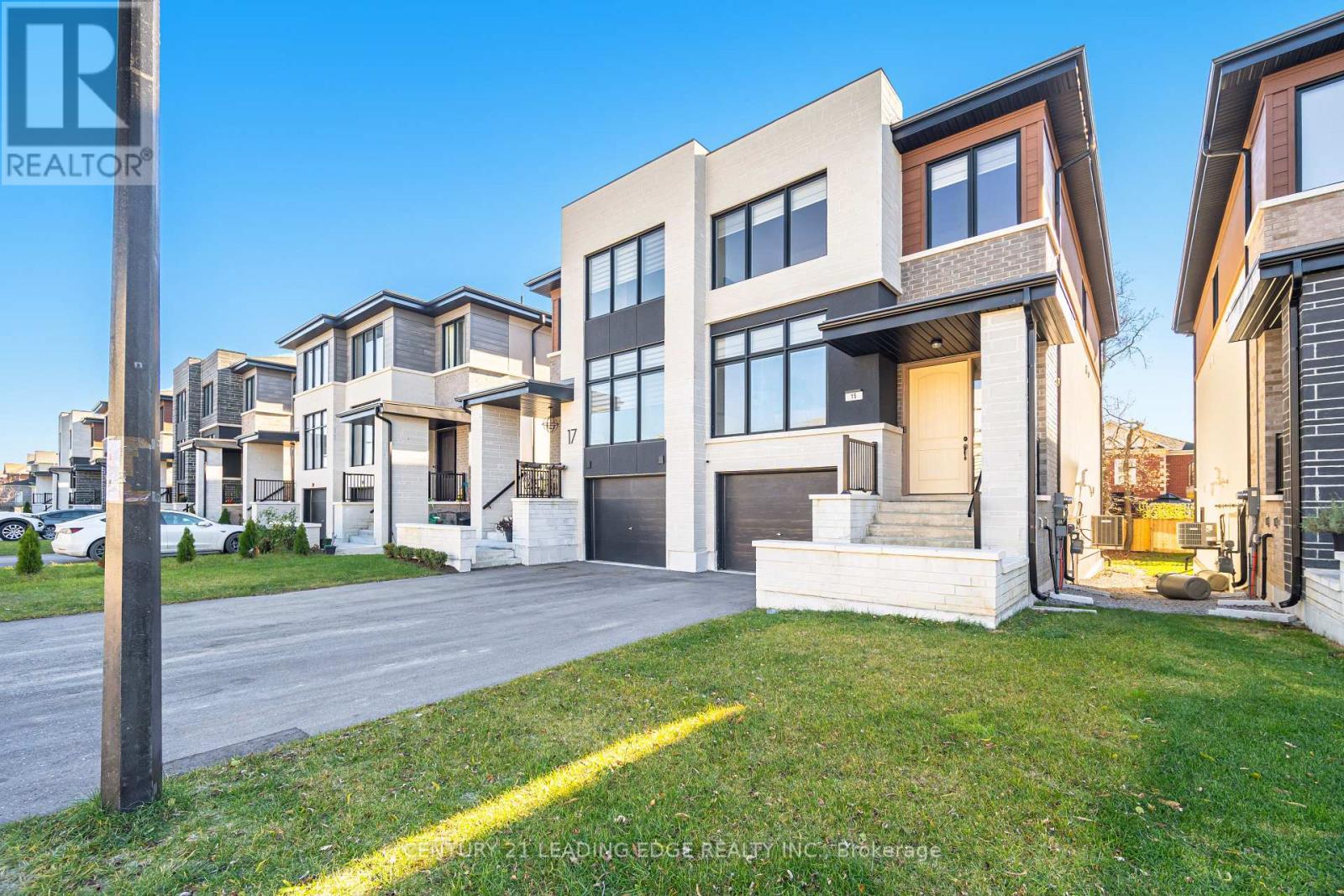 15 Direzze Court, Richmond Hill, Ontario  L4C 5T8 - Photo 2 - N12563844