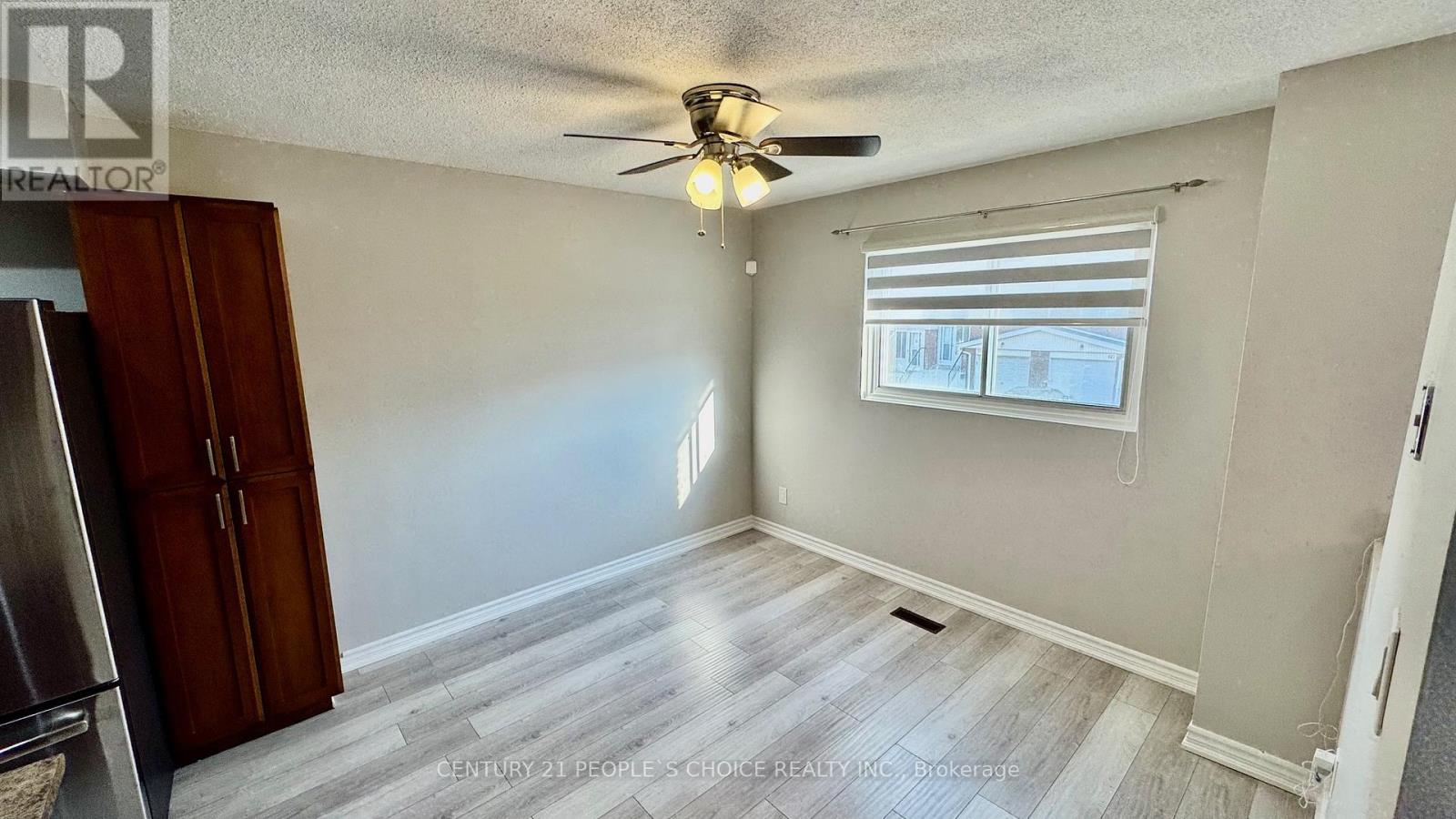 16 Franklin Court, Brampton, Ontario  L6T 3Z1 - Photo 4 - W12563720