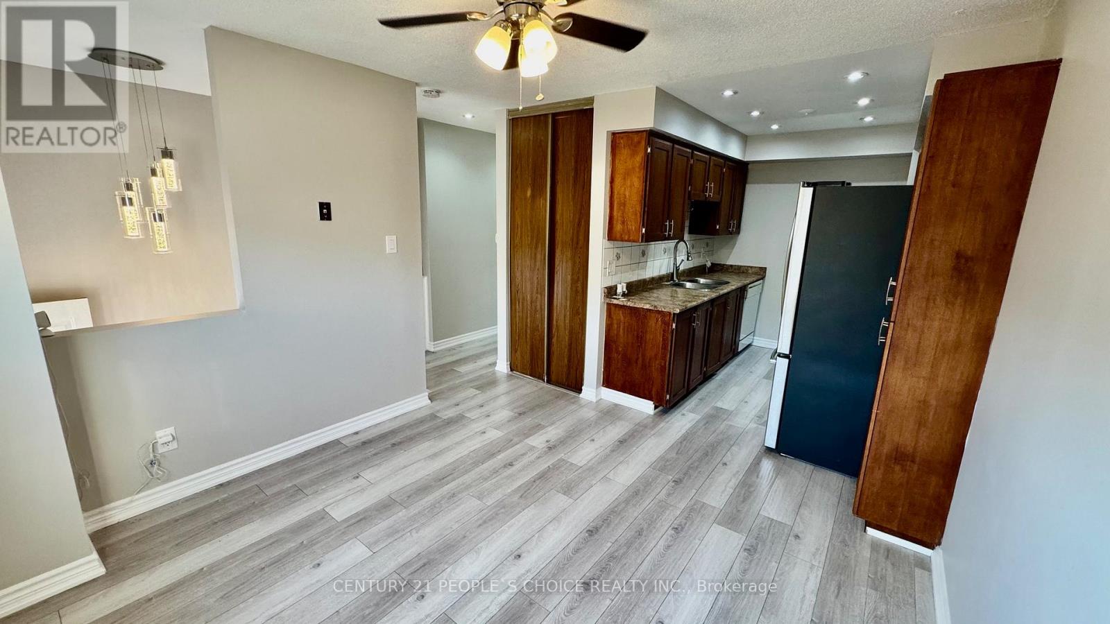 16 Franklin Court, Brampton, Ontario  L6T 3Z1 - Photo 5 - W12563720