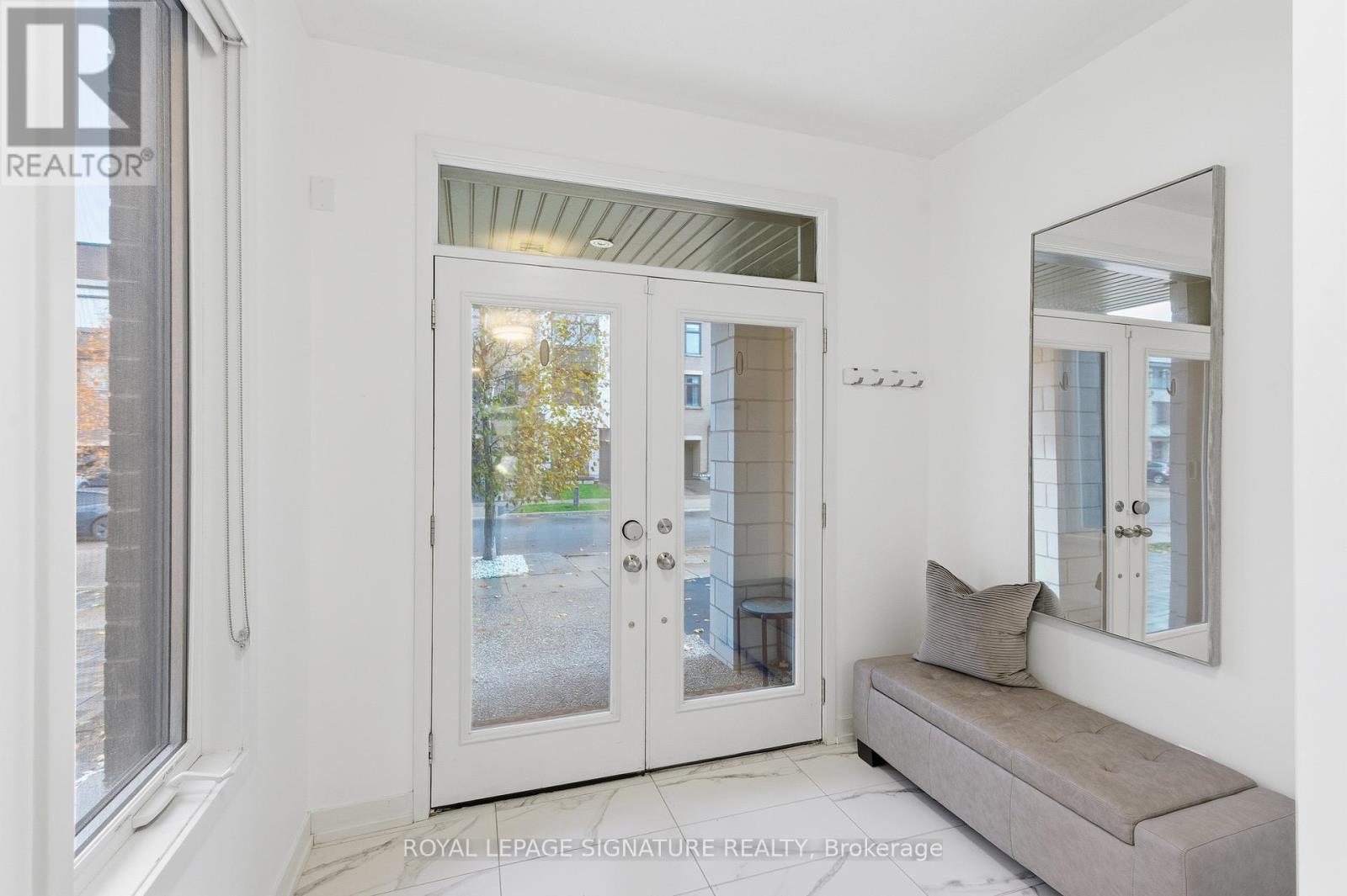 314 Squire Crescent, Oakville, Ontario  L6H 0L9 - Photo 2 - W12563762