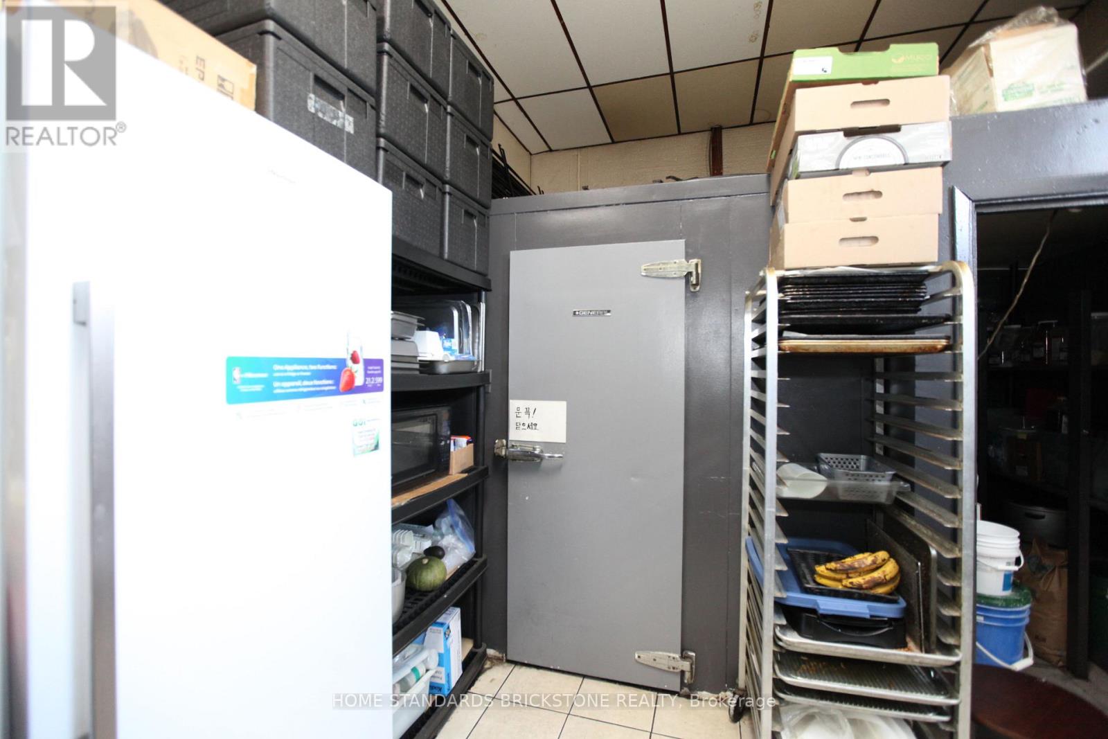 4069 Chesswood Drive, Toronto, Ontario  M3J 2R8 - Photo 8 - W12563792