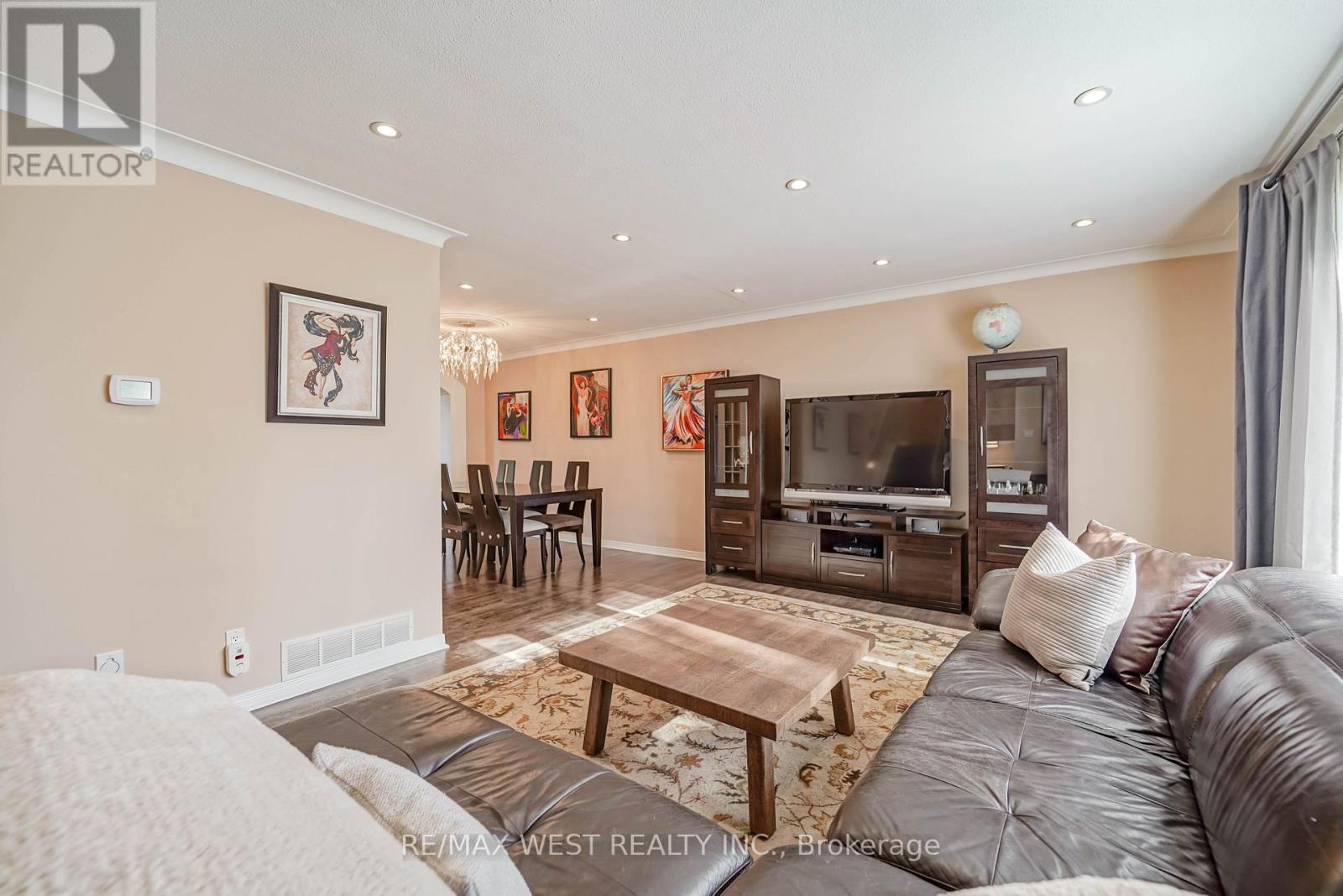 17 Clay Court, Toronto, Ontario  M9A 4S2 - Photo 4 - W12563852