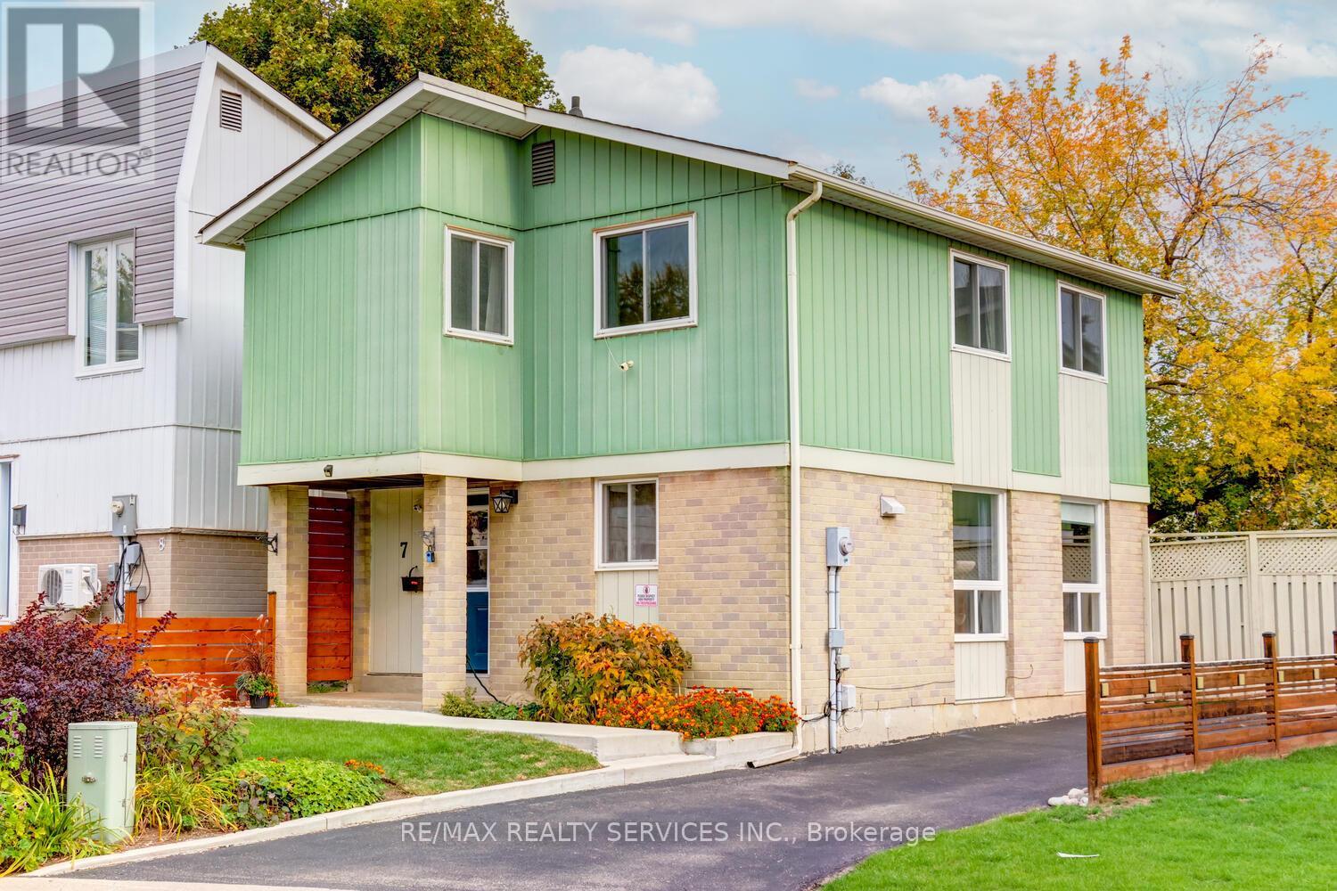 7 HAMLET COURT, Brampton, Ontario