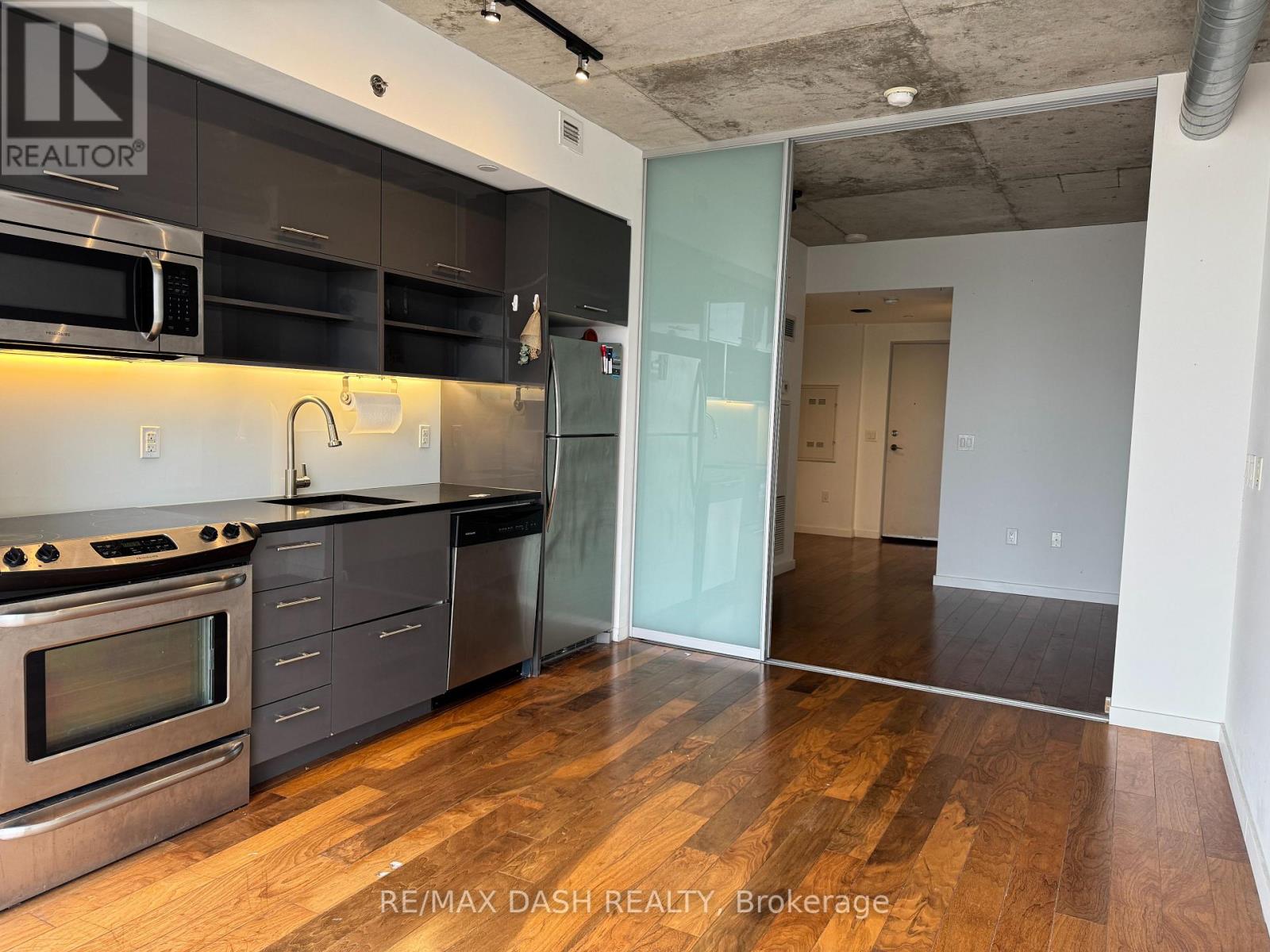 802 - 32 TROLLEY CRESCENT, Toronto, Ontario