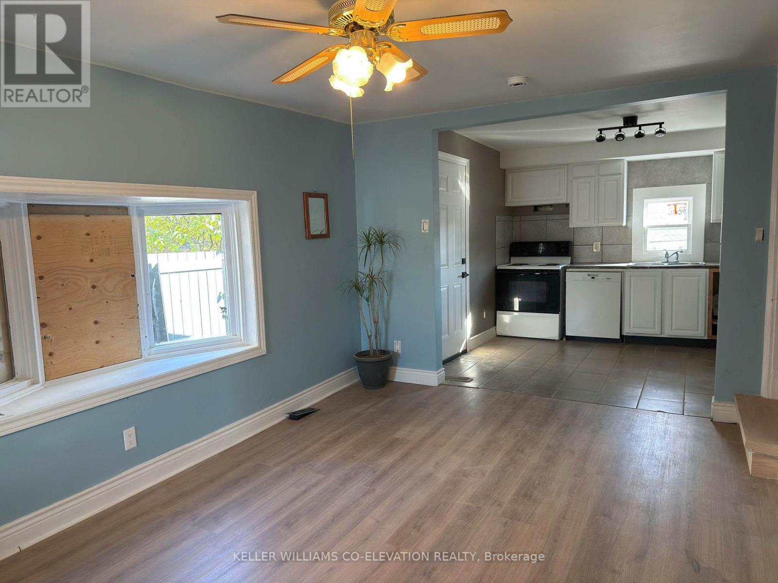 82 Page Street, St. Catharines, Ontario  L2R 4A9 - Photo 3 - X12555966