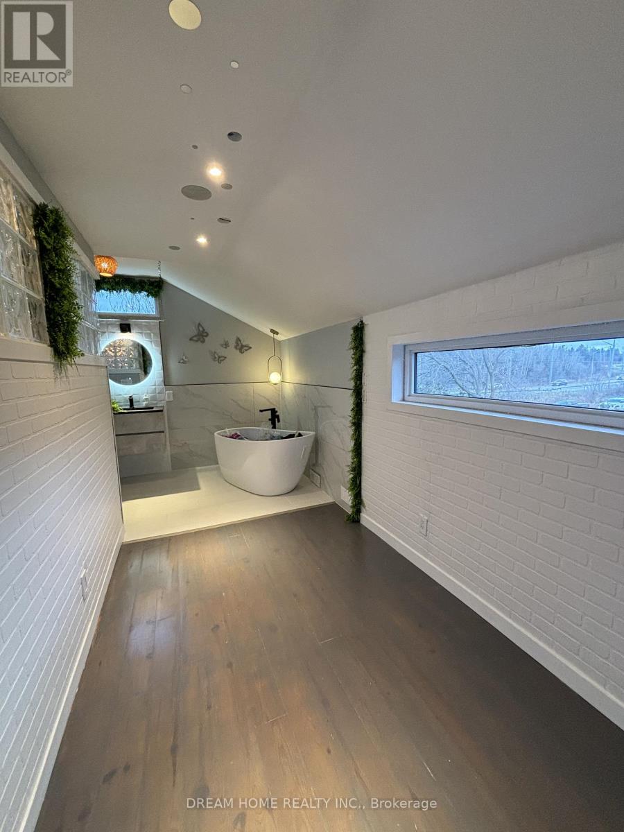 Upper - 160 Olde Bayview Avenue, Richmond Hill, Ontario  L4E 3C6 - Photo 20 - N12563954