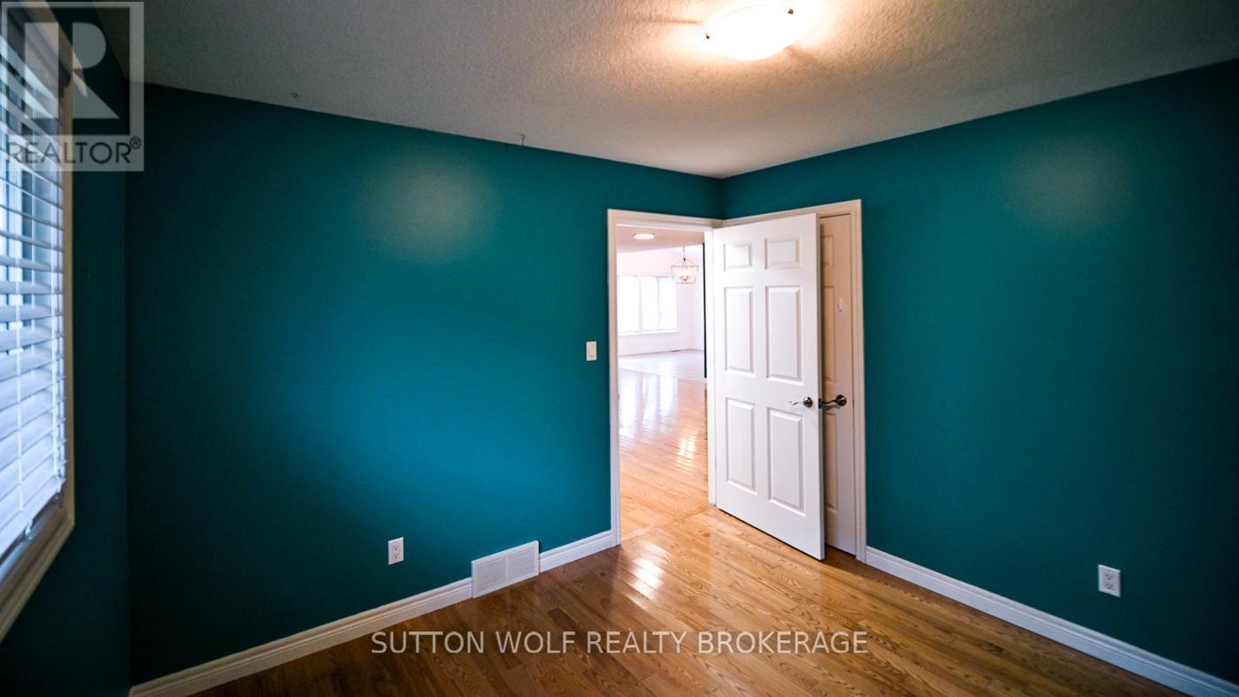 501 Darcy Drive, Strathroy-Caradoc, Ontario N7G 4K9 - Photo 22 - X12551348