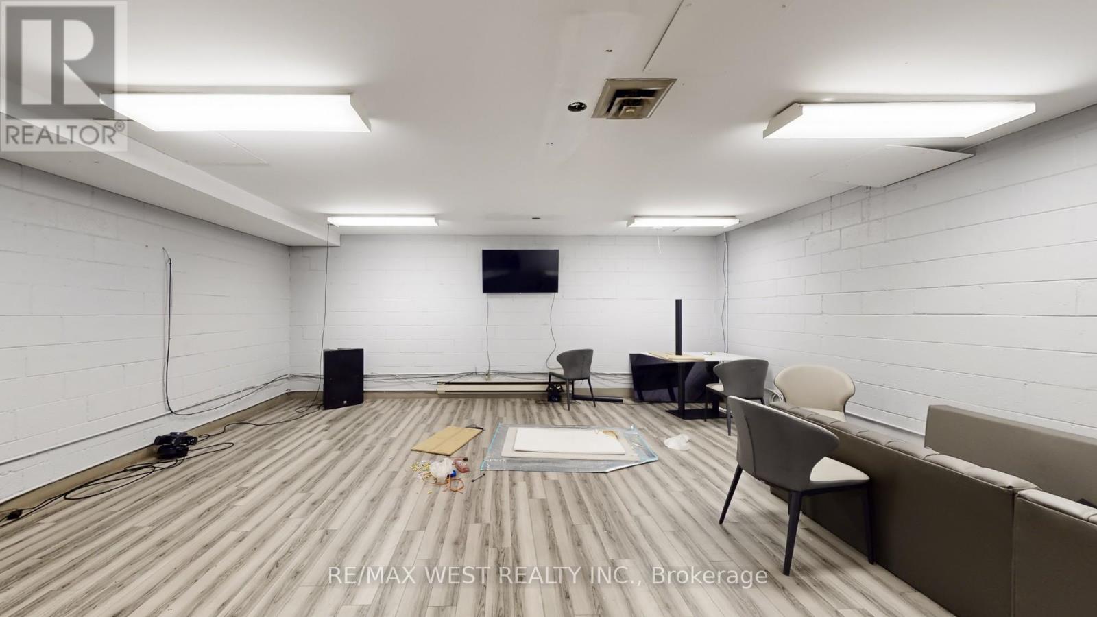 901 Jane Street, Toronto, Ontario  M6N 4C6 - Photo 7 - W12560310