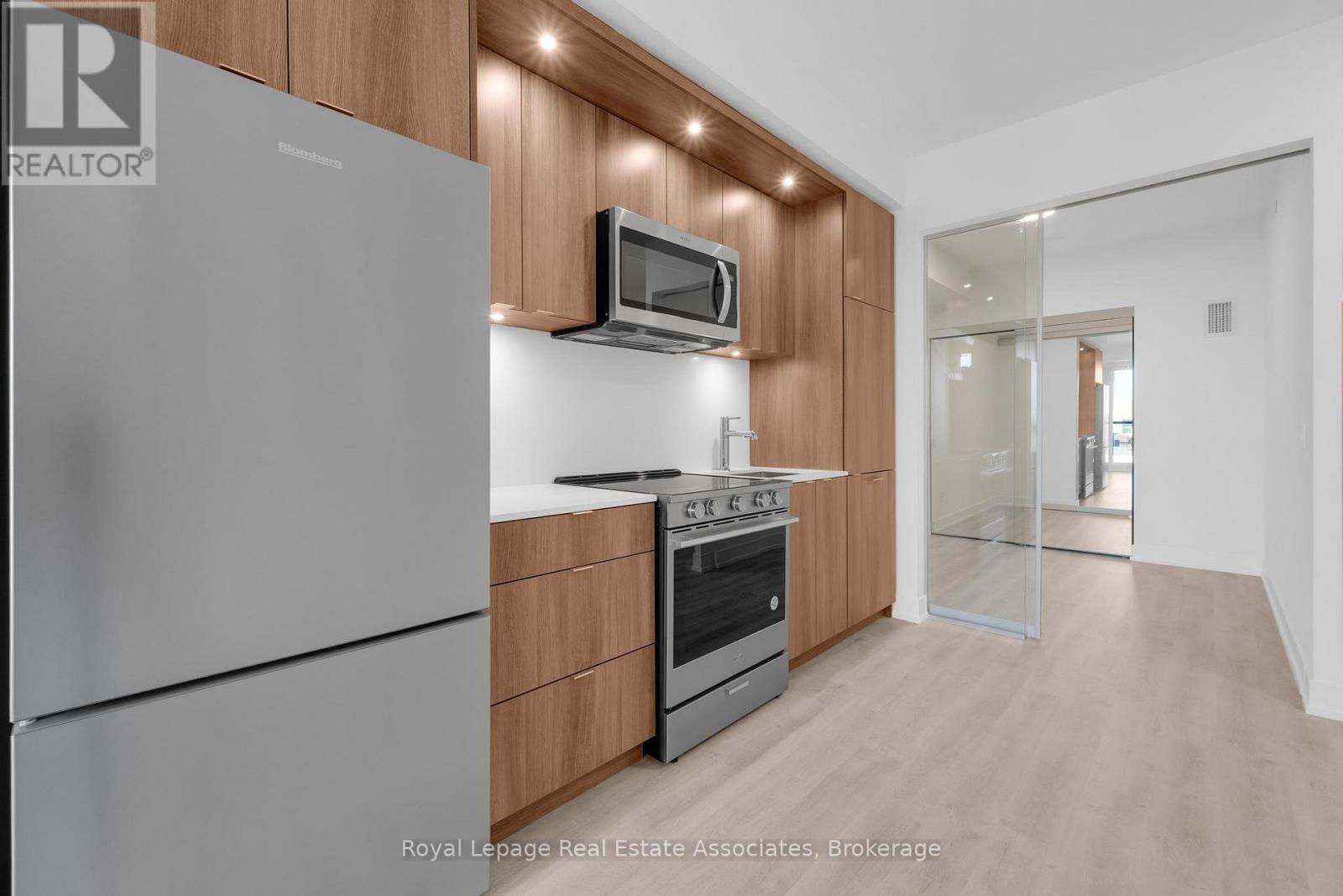 802 - 60 Central Park Roadway, Toronto, Ontario  M9A 3K1 - Photo 4 - W12563966