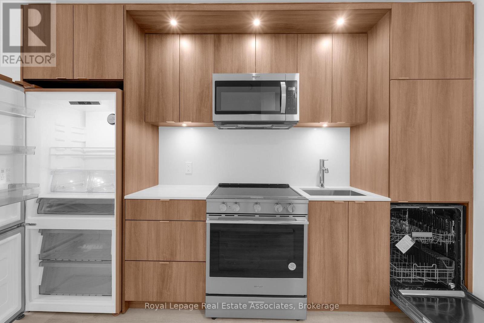 802 - 60 Central Park Roadway, Toronto, Ontario  M9A 3K1 - Photo 6 - W12563966