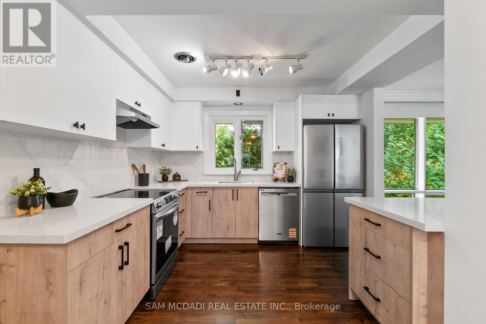 1302 Martley Drive, Mississauga, Ontario  L5H 1N9 - Photo 10 - W12563992