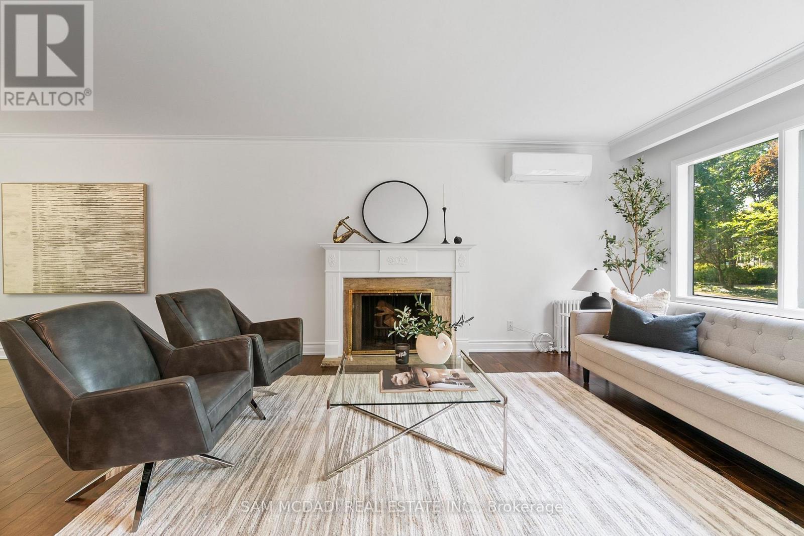 1302 Martley Drive, Mississauga, Ontario  L5H 1N9 - Photo 4 - W12563992