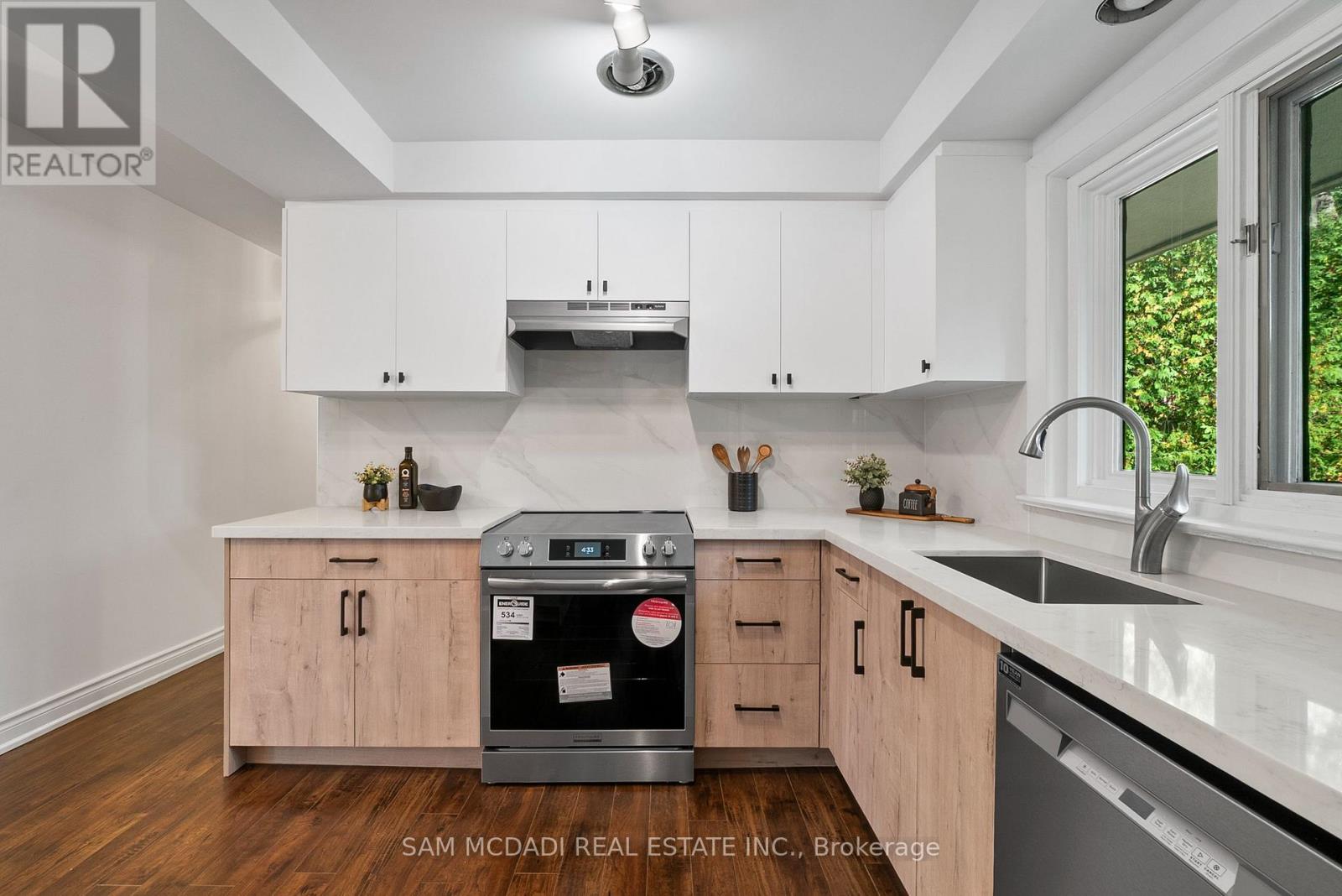 1302 Martley Drive, Mississauga, Ontario  L5H 1N9 - Photo 9 - W12563992