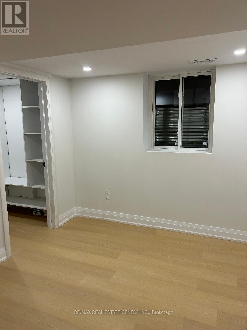 2429 Hensall Street, Mississauga, Ontario  L5A 2T1 - Photo 12 - W12564002