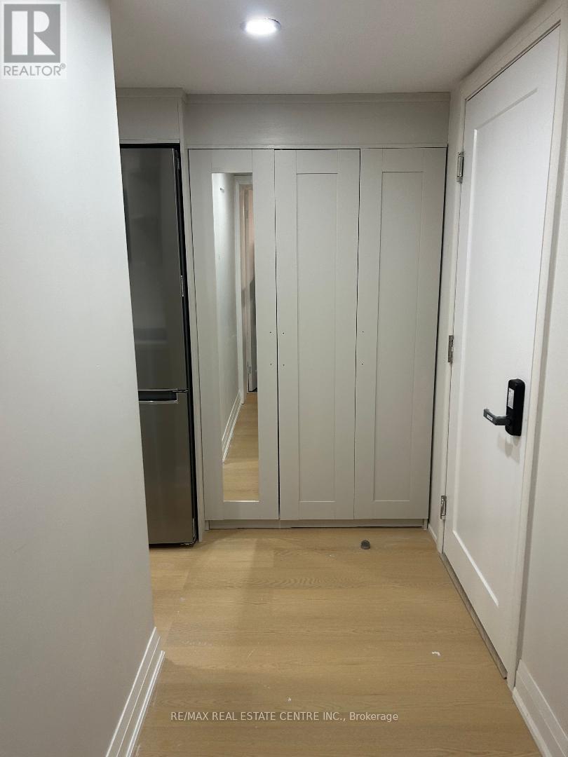 2429 Hensall Street, Mississauga, Ontario  L5A 2T1 - Photo 13 - W12564002