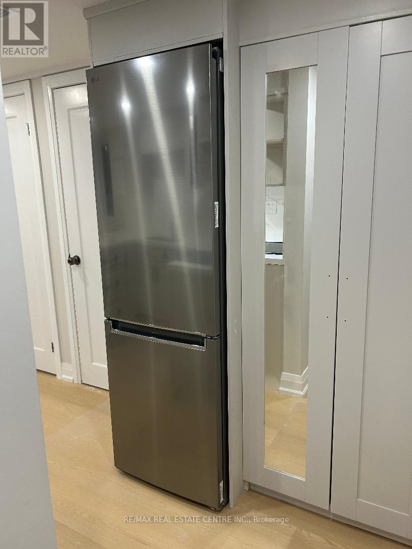 2429 Hensall Street, Mississauga, Ontario  L5A 2T1 - Photo 2 - W12564002