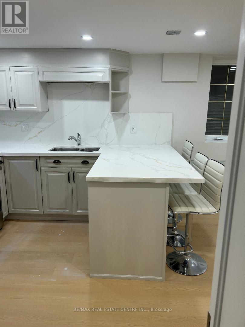 2429 Hensall Street, Mississauga, Ontario  L5A 2T1 - Photo 3 - W12564002