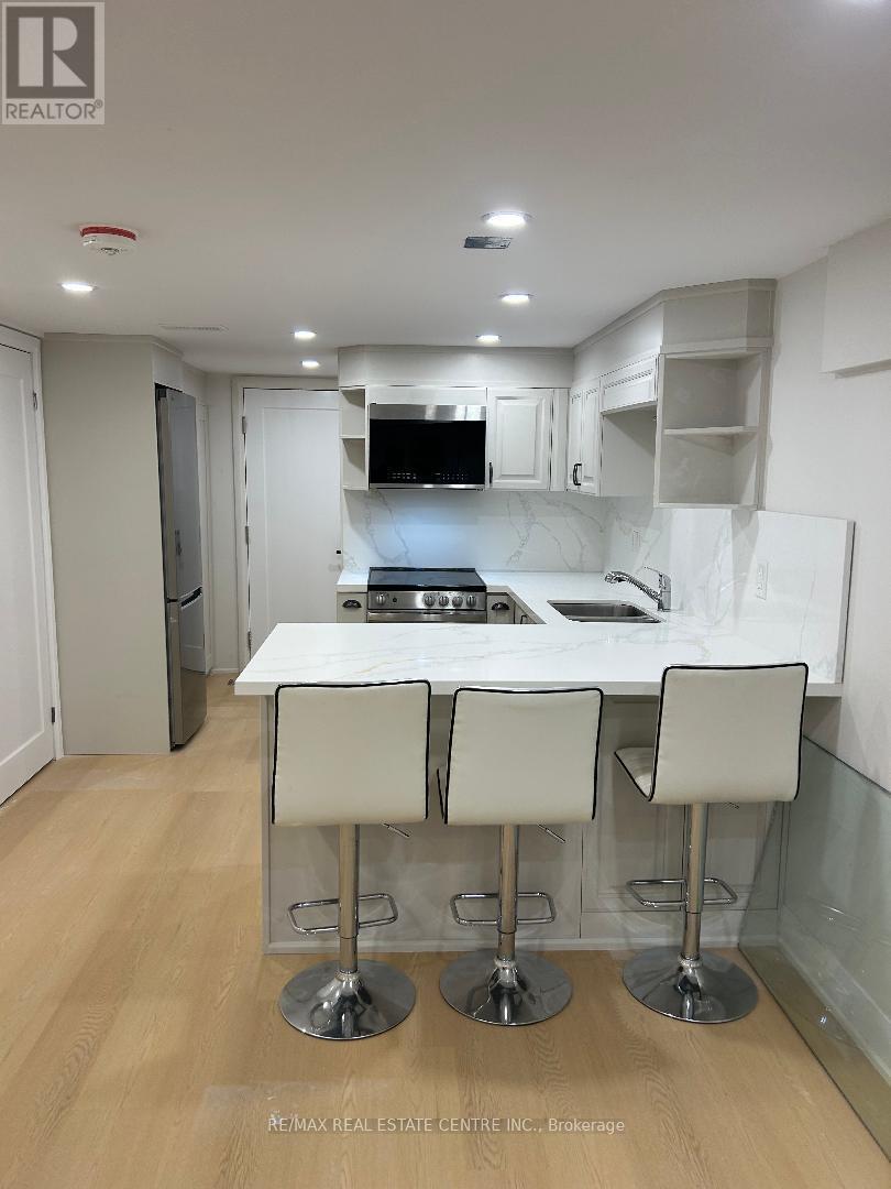 2429 Hensall Street, Mississauga, Ontario  L5A 2T1 - Photo 6 - W12564002