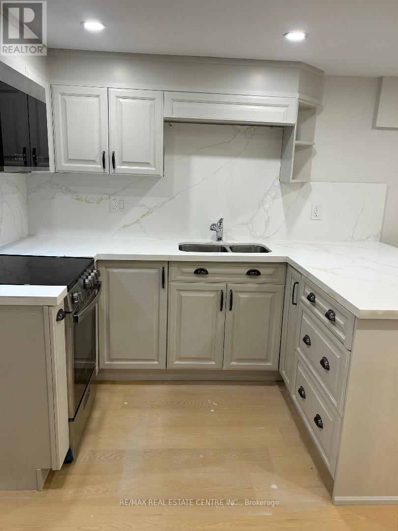 2429 Hensall Street, Mississauga, Ontario  L5A 2T1 - Photo 7 - W12564002