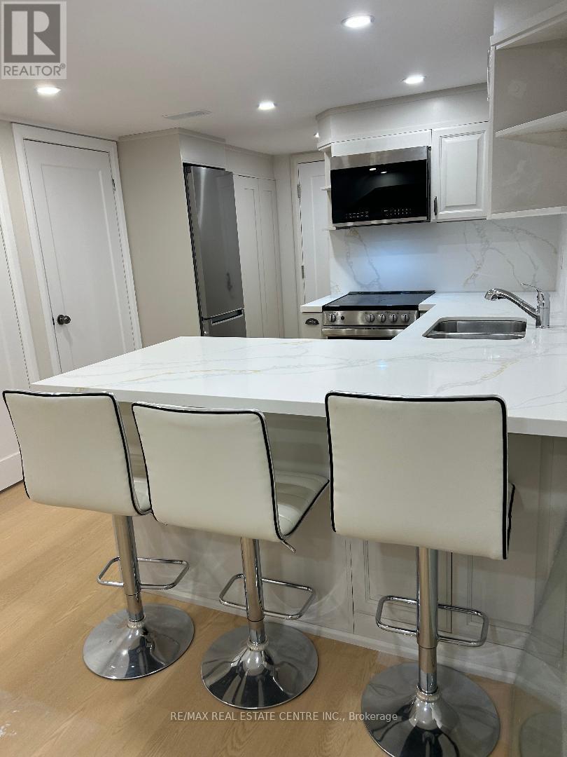 2429 Hensall Street, Mississauga, Ontario  L5A 2T1 - Photo 8 - W12564002