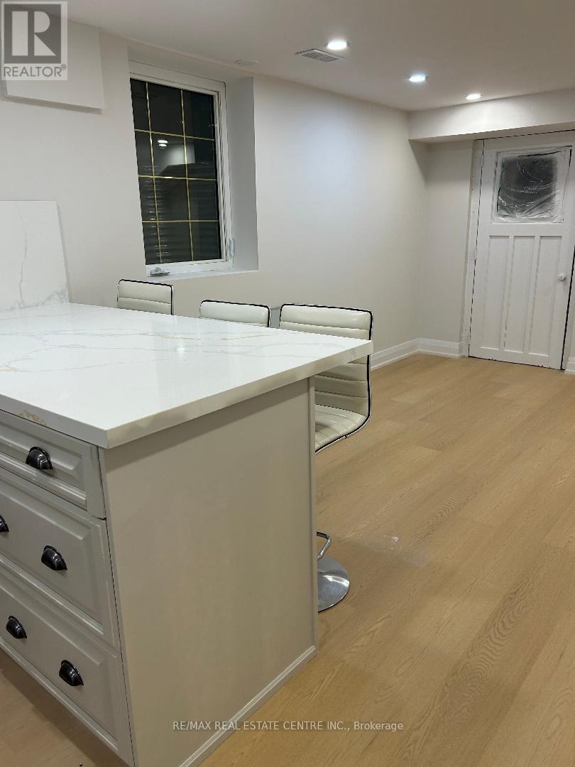 2429 Hensall Street, Mississauga, Ontario  L5A 2T1 - Photo 9 - W12564002