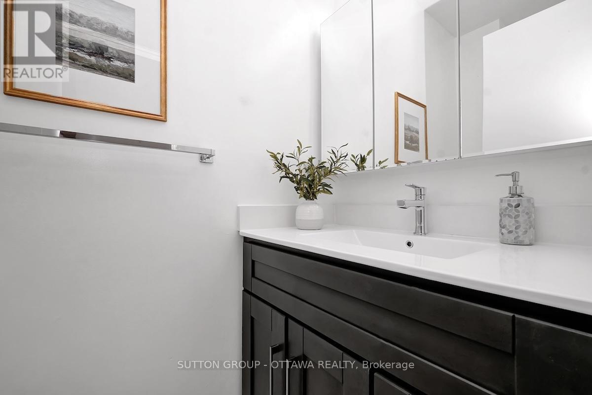 1540 Bourcier Drive, Ottawa, Ontario  K1E 3J2 - Photo 5 - X12564066