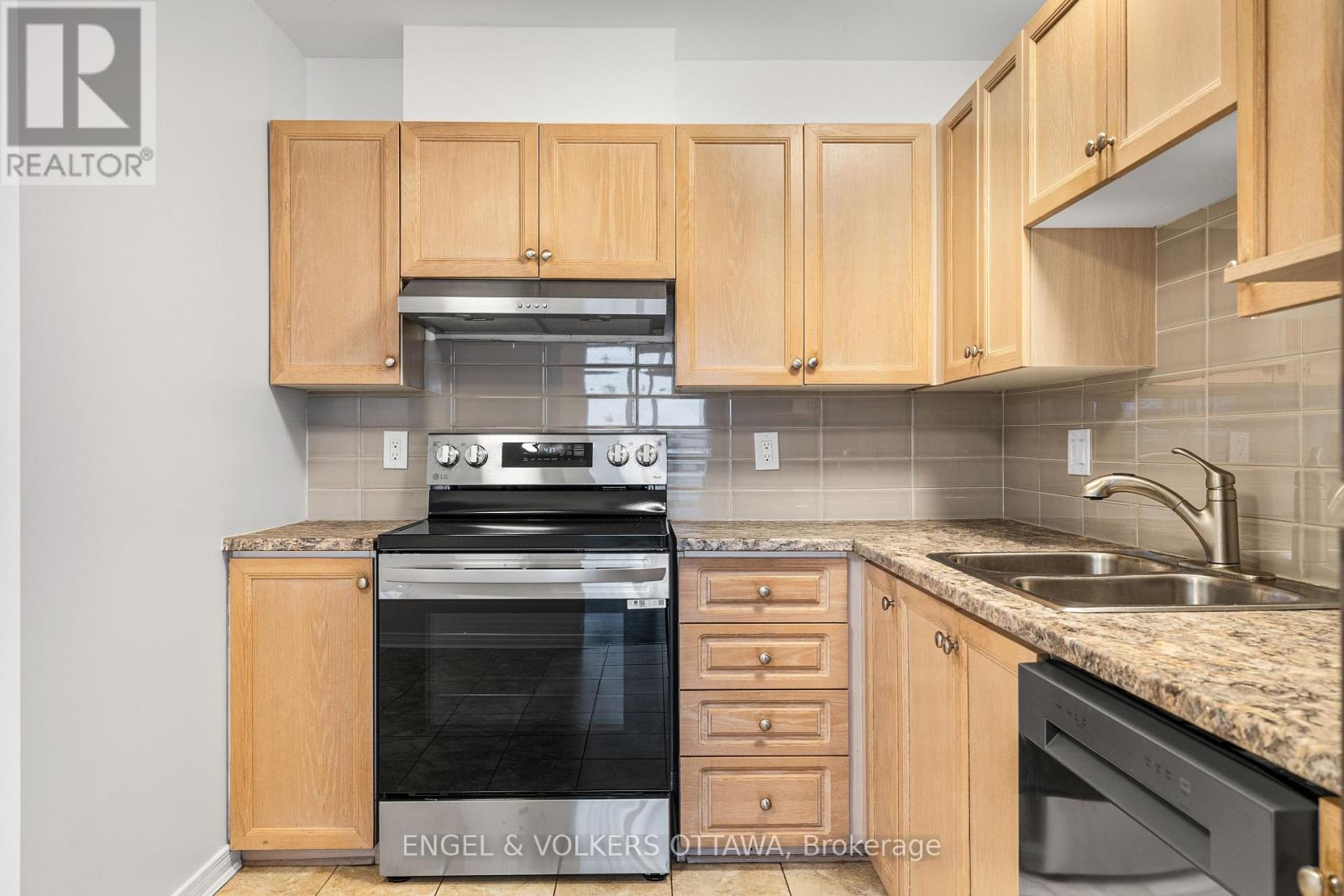 1626 Trenholm Lane, Ottawa, Ontario  K4A 4B6 - Photo 17 - X12564086